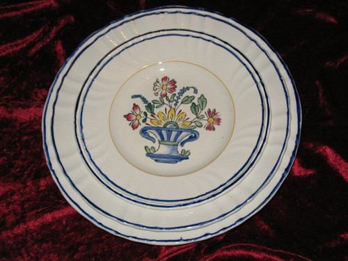Earthenware table service from Longwy decorated with a floral basket of 101 pieces