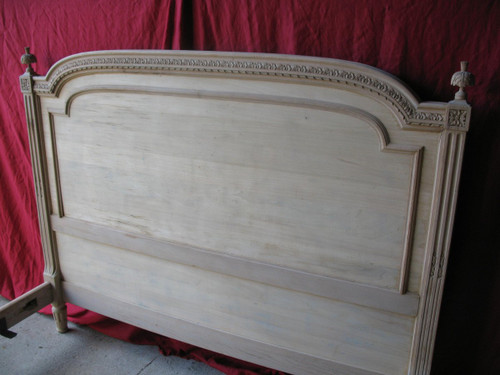 Letto in stile Luigi XVI in legno di faggio intagliato del XIX secolo