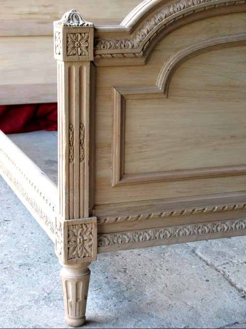 Letto in stile Luigi XVI in legno di faggio intagliato del XIX secolo