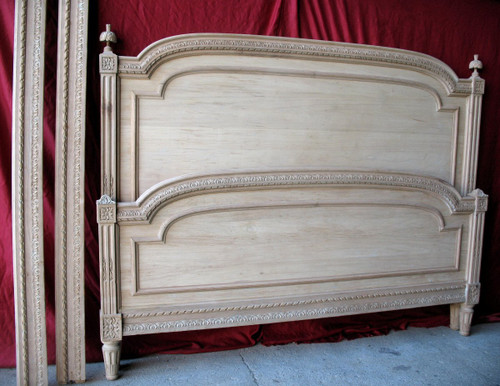 Letto in stile Luigi XVI in legno di faggio intagliato del XIX secolo