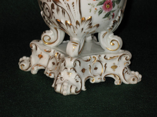 Vaso in porcellana parigina con decorazione floreale del periodo della Restaurazione del XIX secolo nello stile di Jacob Petit