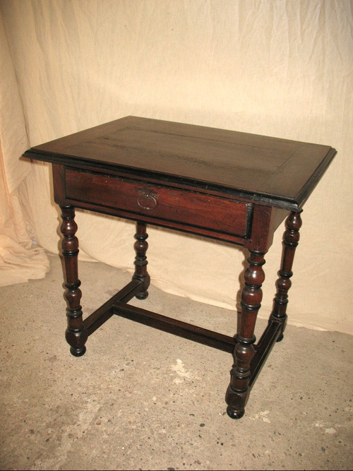 Table à écrire bureau époque Louis XIV en noyer Origine Périgord 17ème