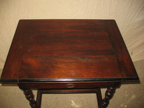Table à écrire bureau époque Louis XIV en noyer Origine Périgord 17ème