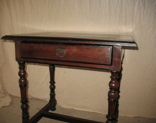 Table à écrire bureau époque Louis XIV en noyer Origine Périgord 17ème