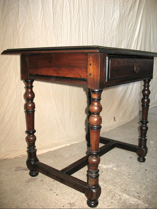 Table à écrire bureau époque Louis XIV en noyer Origine Périgord 17ème