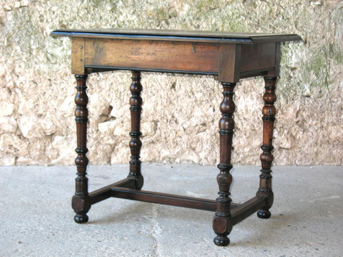 Table à écrire bureau époque Louis XIV en noyer Origine Périgord 17ème