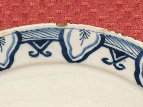 Plate in Delft earthenware from the 17th century with monochrome blue decoration