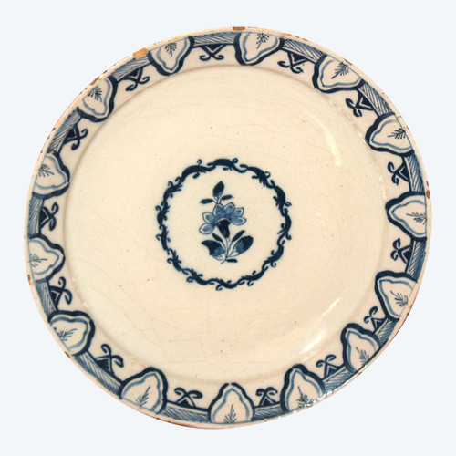 Plate in Delft earthenware from the 17th century with monochrome blue decoration