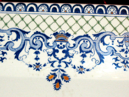 Grand plat de présentation en faïence de Gien décor de Rouen époque 20ème