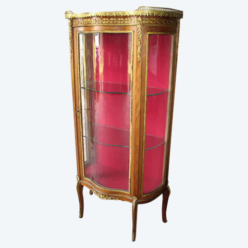 Geschwungene Vitrine im Stil Louis XVI aus dem 19.