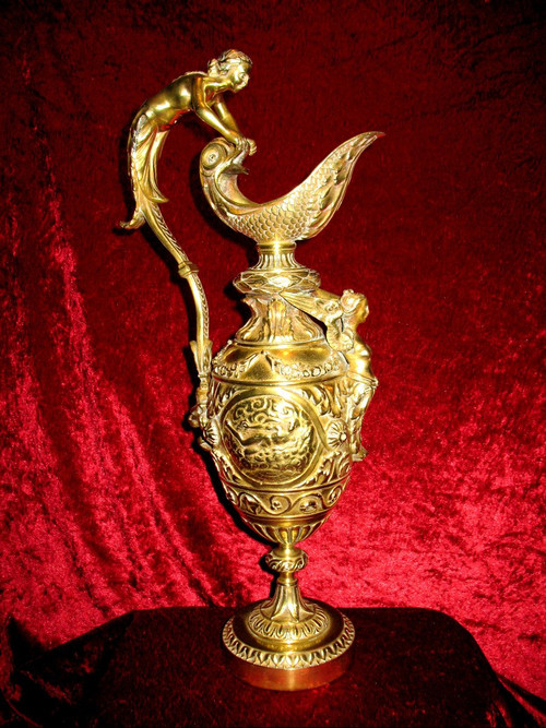 Brocca in bronzo in stile Luigi XVI con decorazione di Anfitrite, XIX secolo