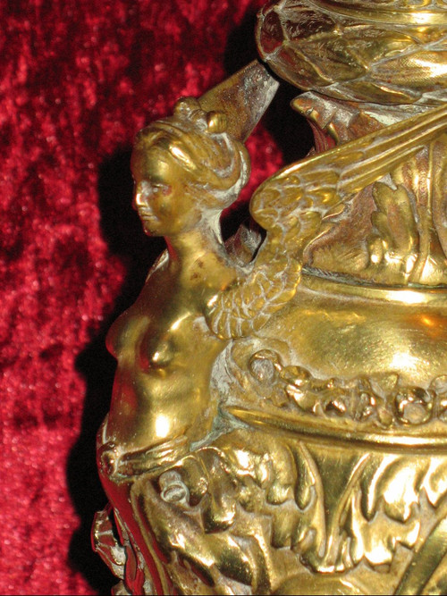 Brocca in bronzo in stile Luigi XVI con decorazione di Anfitrite, XIX secolo