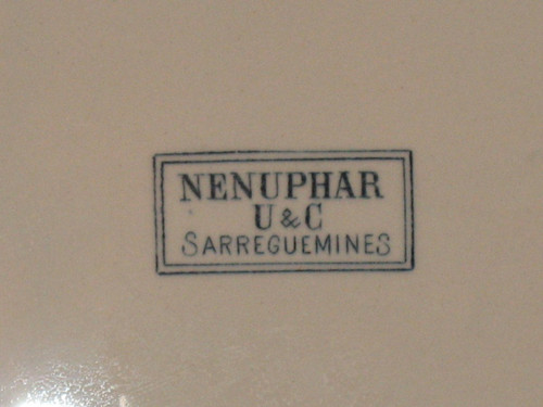 Piatto o vassoio in terracotta di Sarreguemines con disegno di ninfea del XIX secolo