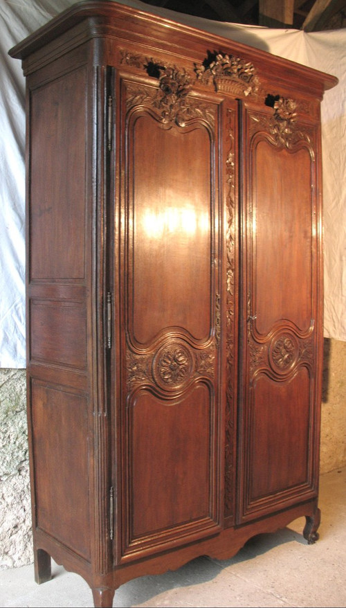 Geschnitzter Hochzeitsschrank aus Eiche 19. Jahrhundert Herkunft Normandie