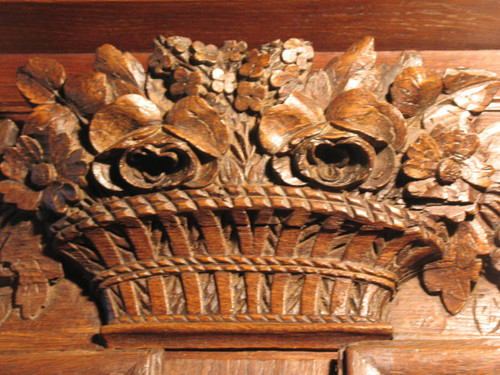 Geschnitzter Hochzeitsschrank aus Eiche 19. Jahrhundert Herkunft Normandie