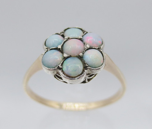 Anello in oro e opale.