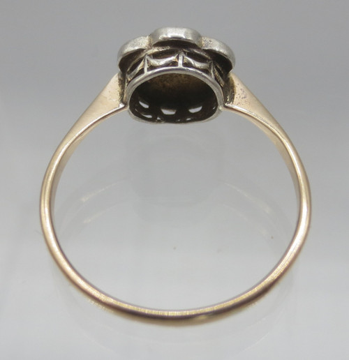 Anello in oro e opale.