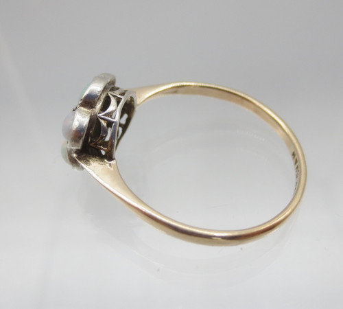 Anello in oro e opale.