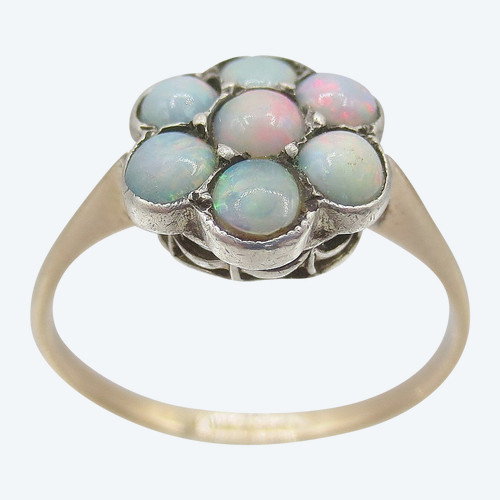 Anello in oro e opale.