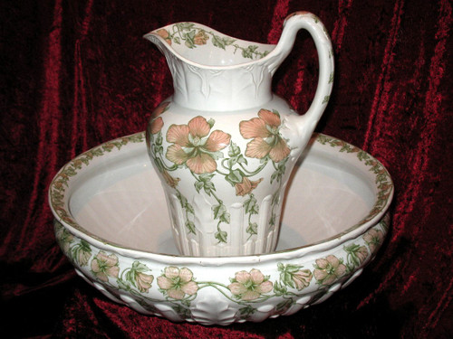 Service of toilet in earthenware of Sarreguemines period end 19th decorated with flowers of bindweed
