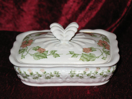Service of toilet in earthenware of Sarreguemines period end 19th decorated with flowers of bindweed