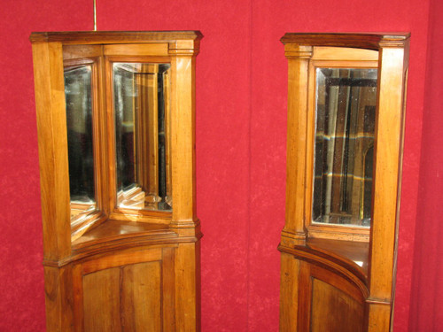 Paire d'encoignures époque Art Nouveau en bois fruitier