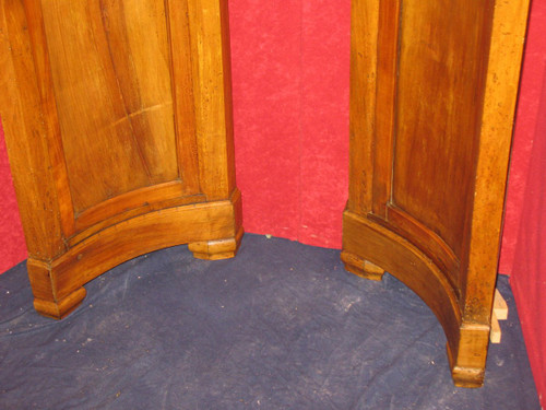 Paire d'encoignures époque Art Nouveau en bois fruitier