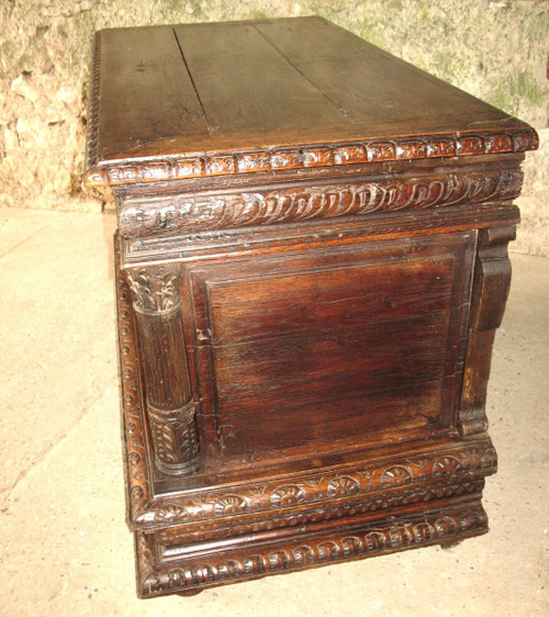 Coffre de mariage en chêne sculpté origine Normandie époque 17ème