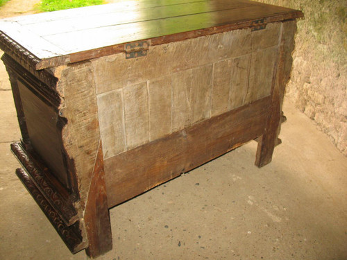 Coffre de mariage en chêne sculpté origine Normandie époque 17ème