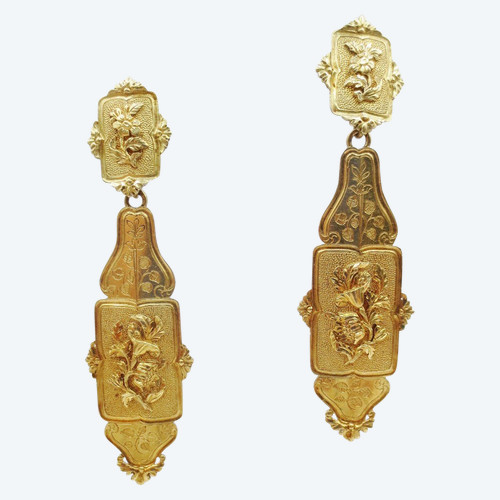 Boucles d'oreilles, en or, vers 1830. 