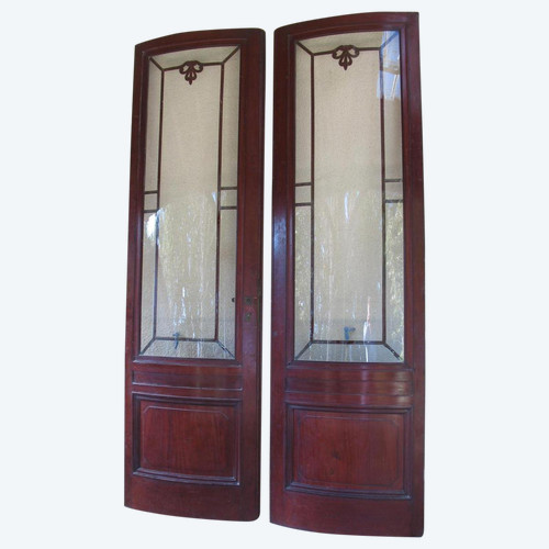 Pair of curved doors in solid Cuban mahogany with 19th century glass top