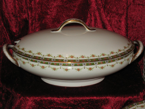 Tafelservice aus Limoges-Porzellan mit Blumendekor, 101 Teile, Louis XVI-Stil, 20. Jahrhundert