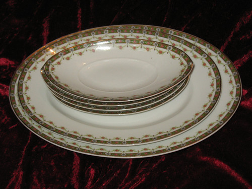 Tafelservice aus Limoges-Porzellan mit Blumendekor, 101 Teile, Louis XVI-Stil, 20. Jahrhundert