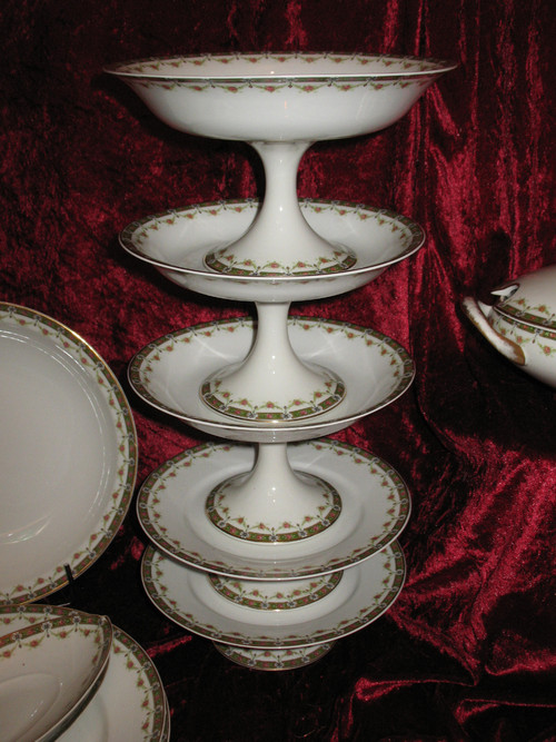 Tafelservice aus Limoges-Porzellan mit Blumendekor, 101 Teile, Louis XVI-Stil, 20. Jahrhundert