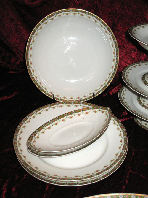 Tafelservice aus Limoges-Porzellan mit Blumendekor, 101 Teile, Louis XVI-Stil, 20. Jahrhundert