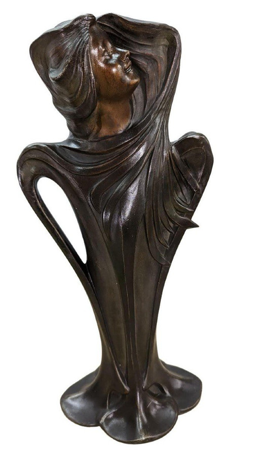 "Rifilatura in regola l'Art Nouveau per le giovani donne