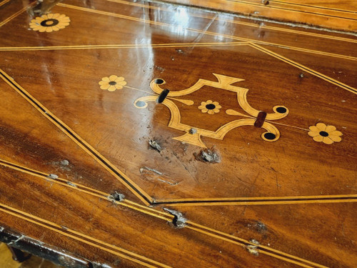 Mobile da Viaggio Seicentesco In Legno Esotico E Indigeno.