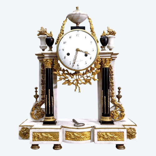 Pendule Portique d'époque Louis XVI En Bronze Doré Et Marbre Blanc