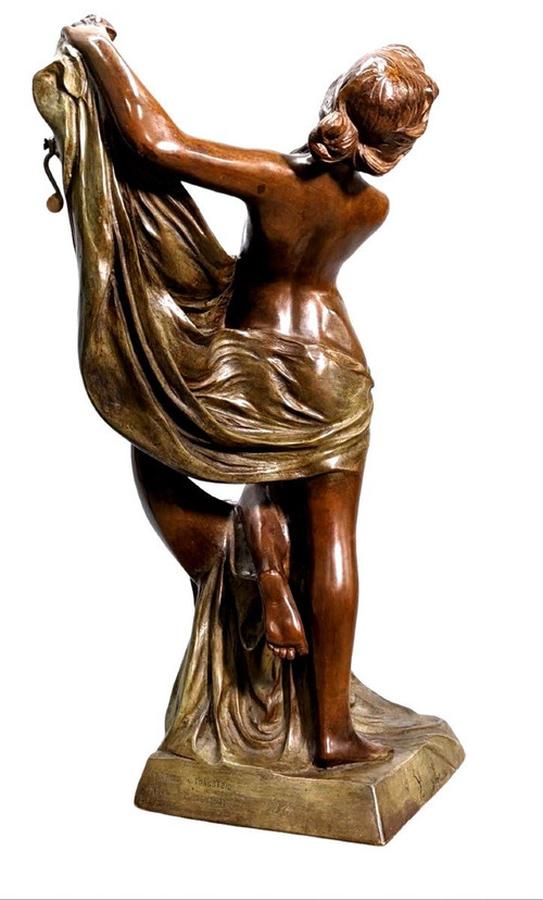Giovane ragazza drappeggiata in bronzo stile Art Nouveau doppia patina verde