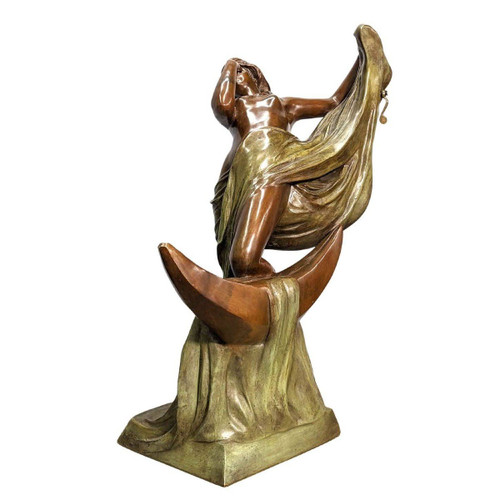 Giovane ragazza drappeggiata in bronzo stile Art Nouveau doppia patina verde