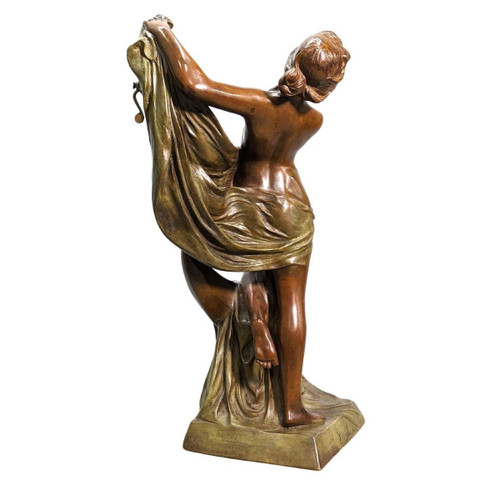 Giovane ragazza drappeggiata in bronzo stile Art Nouveau doppia patina verde