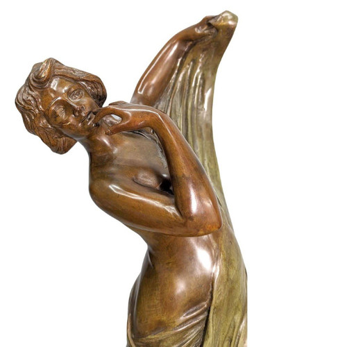 Giovane ragazza drappeggiata in bronzo stile Art Nouveau doppia patina verde