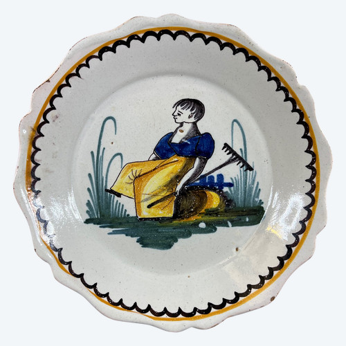 XIX piatto in terracotta di Nevers Ancy le Franc donna di professione di arredamento con rastrello