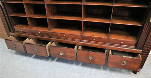 Großer Aktenschrank mit Vorhängen, Mahagoni, Marmorplatte, Louis XVI-Zeit