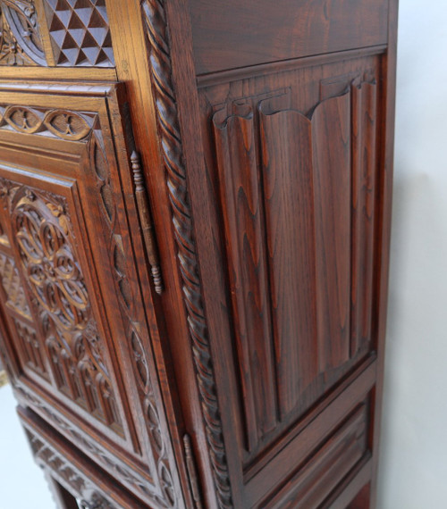 Comò in rovere intagliato in stile neogotico