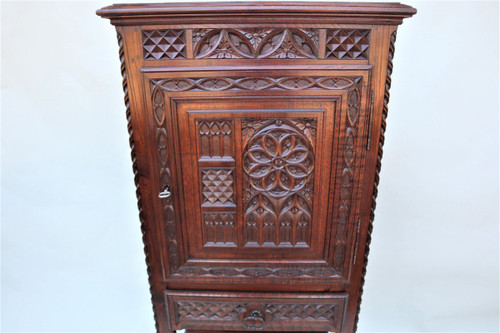 Comò in rovere intagliato in stile neogotico