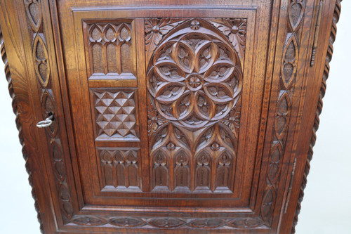Comò in rovere intagliato in stile neogotico