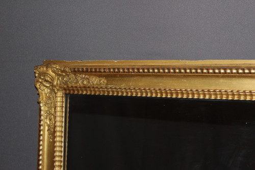 Specchio dorato del XIX secolo in fase di restauro