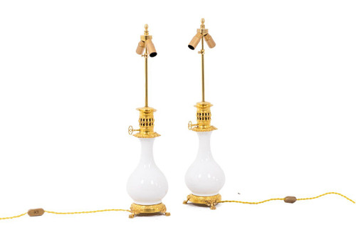 Coppia di lampade in porcellana bianca e bronzo, 1880 circa, LS3770397
