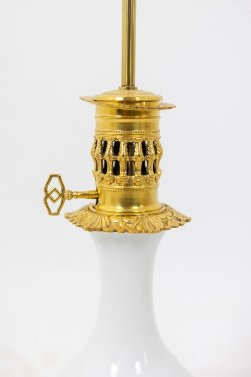 Coppia di lampade in porcellana bianca e bronzo, 1880 circa, LS3770397
